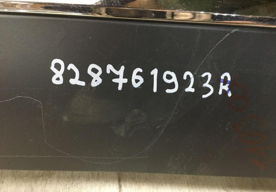 Молдинг двери задний правый Renault Arkana 2019  OEM 828761923R