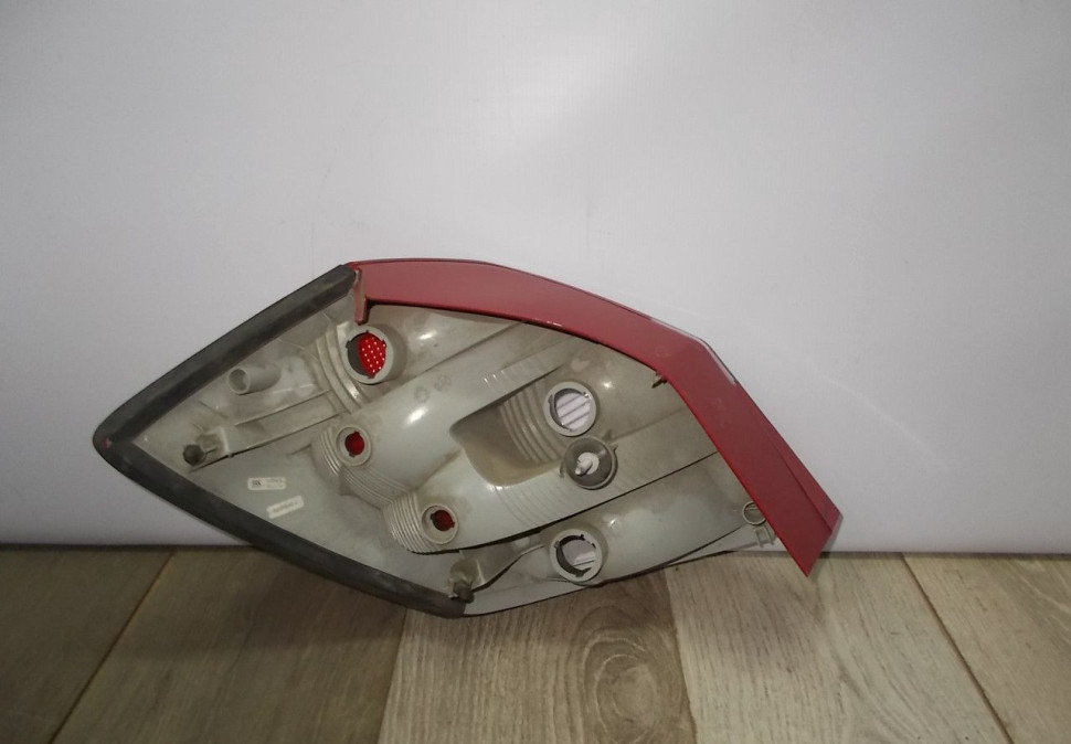 Фонарь правый бу Skoda Fabia 2 OEM 5J6945096 Фонарь правый бу Skoda Fabia 2 OEM 5J6945096