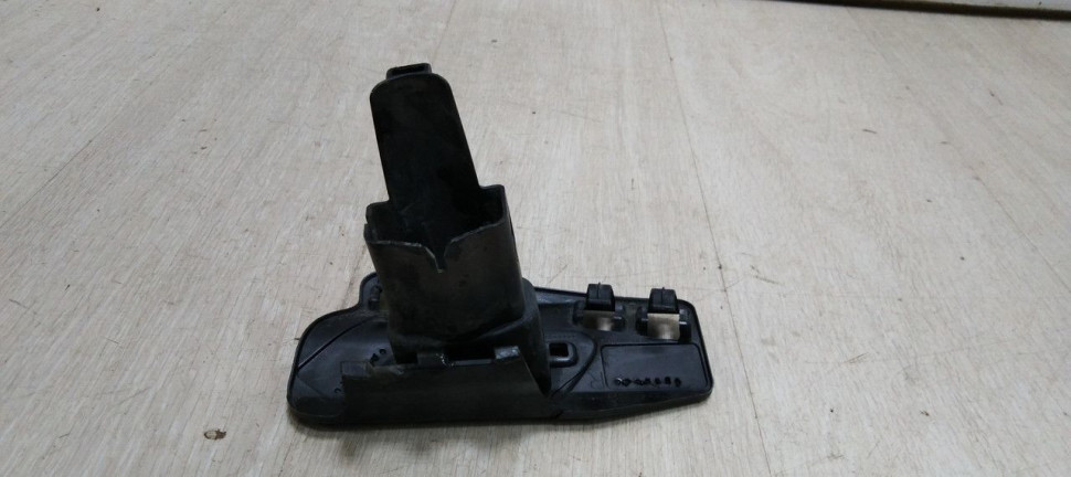 Кронштейн форсунки омывателя правый Volkswagen Tiguan 2 2016> oem 5NA807942 Кронштейн форсунки омывателя правый Volkswagen Tiguan 2 2016> oem 5NA807942