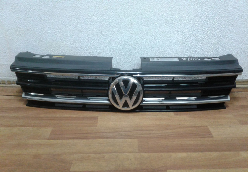 Решетка радиатора Volkswagen Tiguan 2 oem 5na853633 (скол)