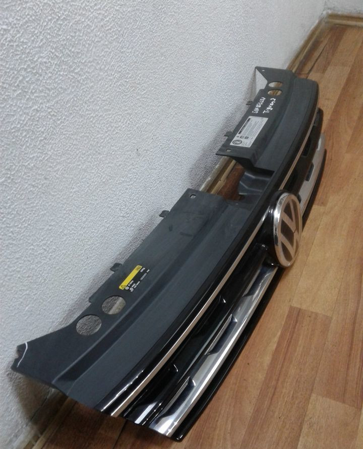 Решетка радиатора Volkswagen Tiguan 2 oem 5na853633 (скол)