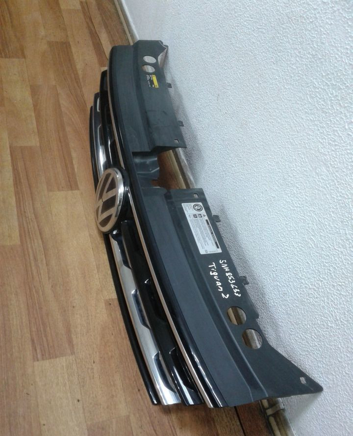 Решетка радиатора Volkswagen Tiguan 2 oem 5na853633 (скол)