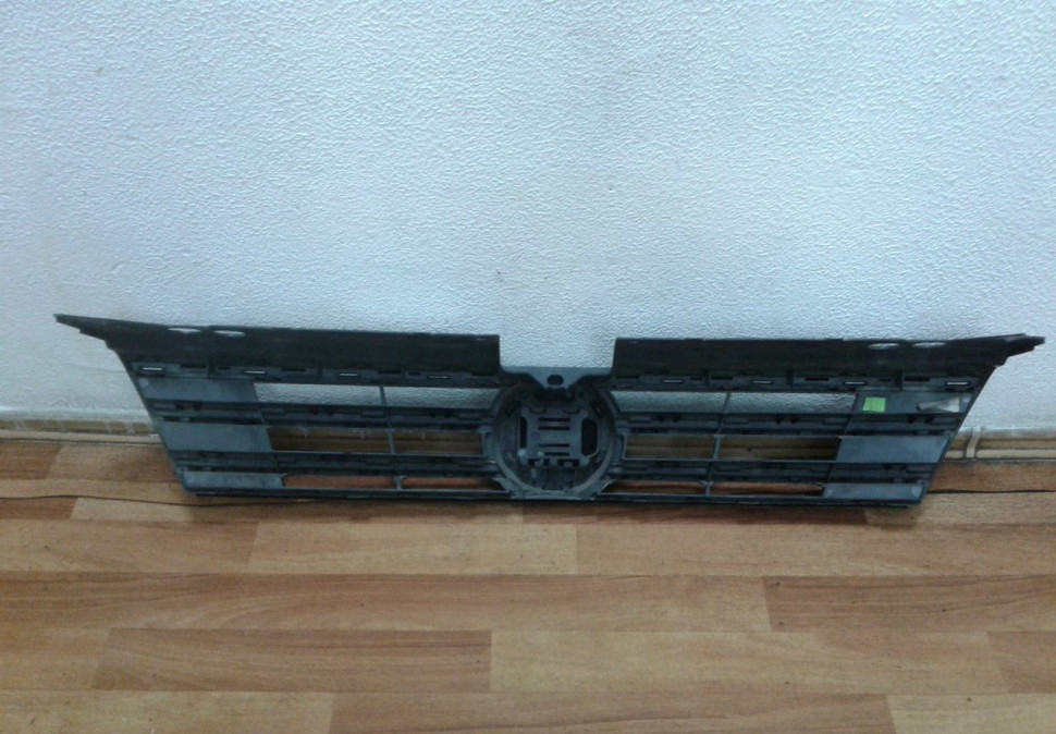 Решетка радиатора Volkswagen Tiguan 2 oem 5na853633 (скол)