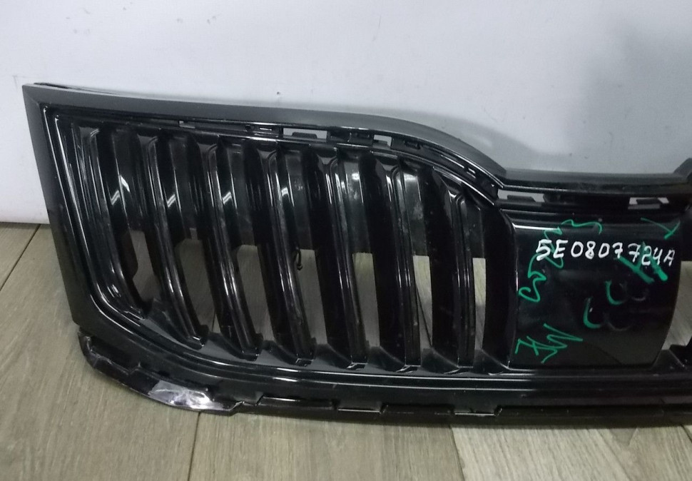 Решетка радиатора бу Skoda Octavia A7 рестайлинг OEM 5E0853653A Решетка радиатора бу Skoda Octavia A7 рестайлинг OEM 5E0853653A
