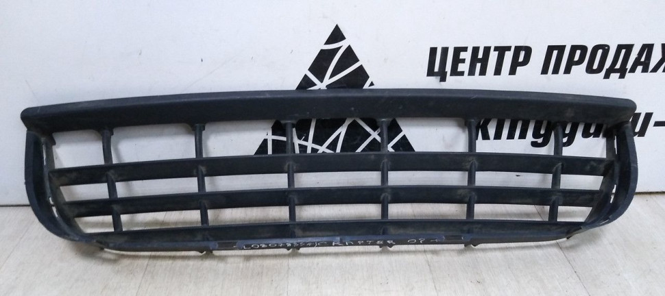 Решетка в бампер центральная Volkswagen Crafter oem 2L0807835A