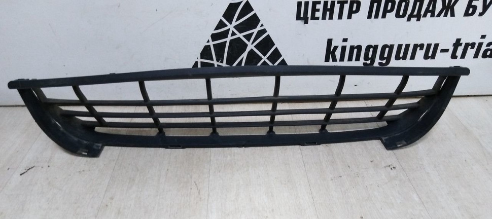 Решетка в бампер центральная Volkswagen Crafter oem 2L0807835A Решетка в бампер центральная Volkswagen Crafter oem 2L0807835A