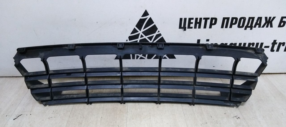 Решетка в бампер центральная Volkswagen Crafter oem 2L0807835A Решетка в бампер центральная Volkswagen Crafter oem 2L0807835A