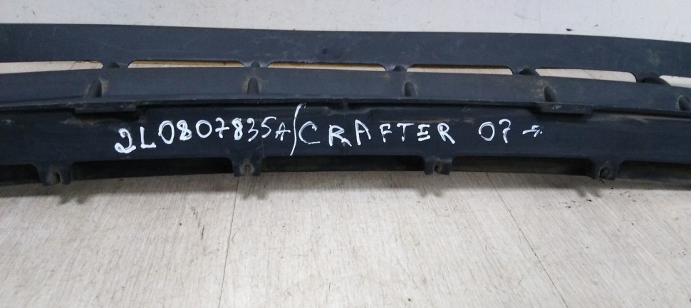 Решетка в бампер центральная Volkswagen Crafter oem 2L0807835A Решетка в бампер центральная Volkswagen Crafter oem 2L0807835A