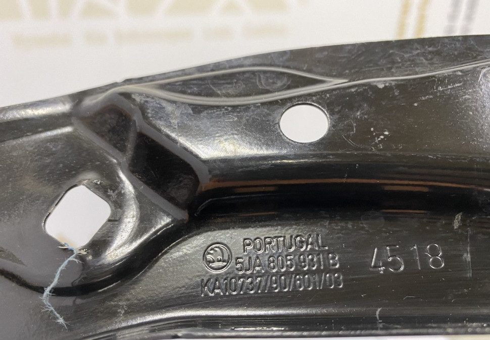Кронштейн передней панели левый Skoda Rapid OEM 5JA805931B