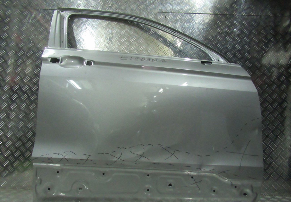 Дверь передняя правая Volkswagen Tiguan 2 oem 5na831312c (вмятины)