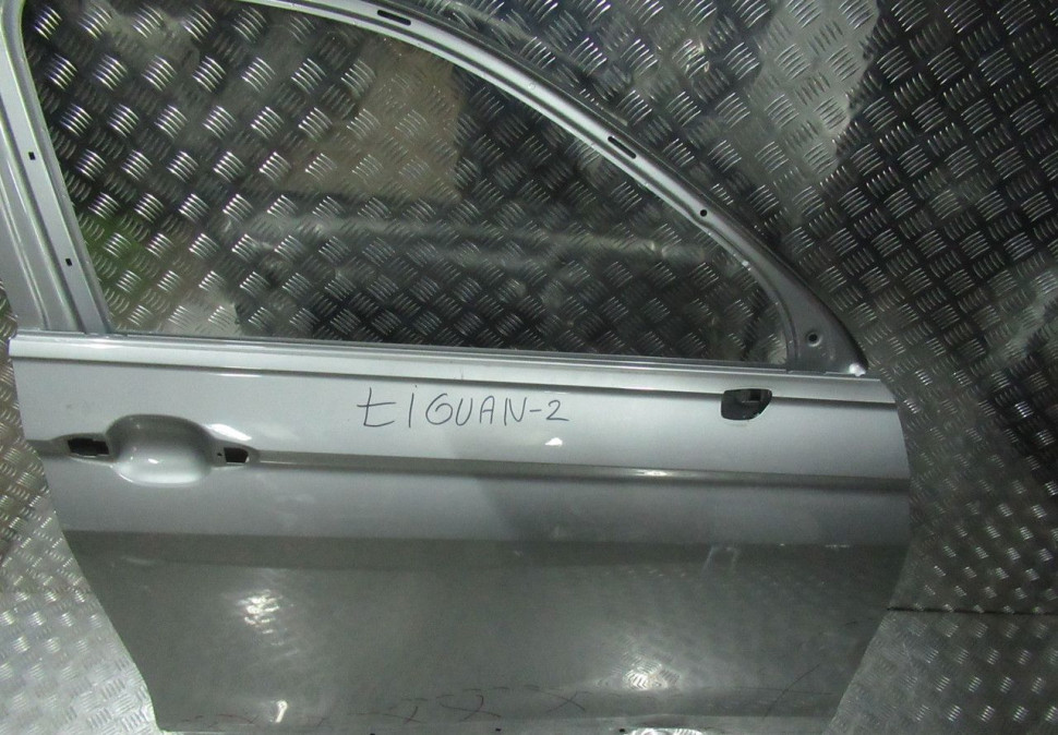 Дверь передняя правая Volkswagen Tiguan 2 oem 5na831312c (вмятины)