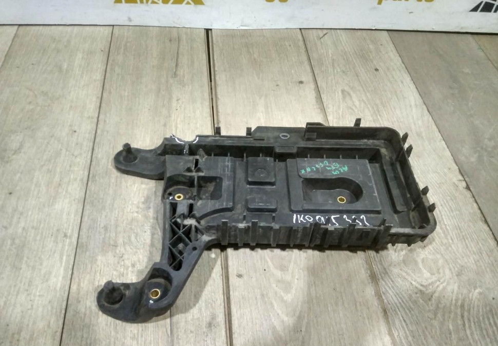 Площадка под аккумулятор бу Skoda Yeti OEM 1K0915333 Площадка под аккумулятор бу Skoda Yeti OEM 1K0915333
