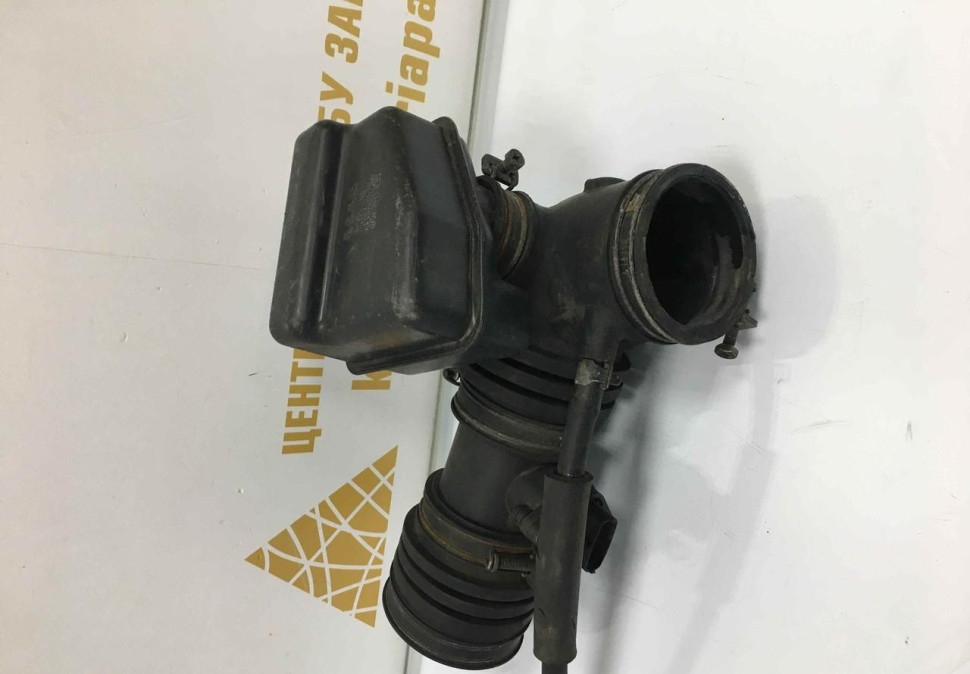 Патрубок воздушного фильтра Hyundai Santa Fe 2 2005 OEM 2819126000