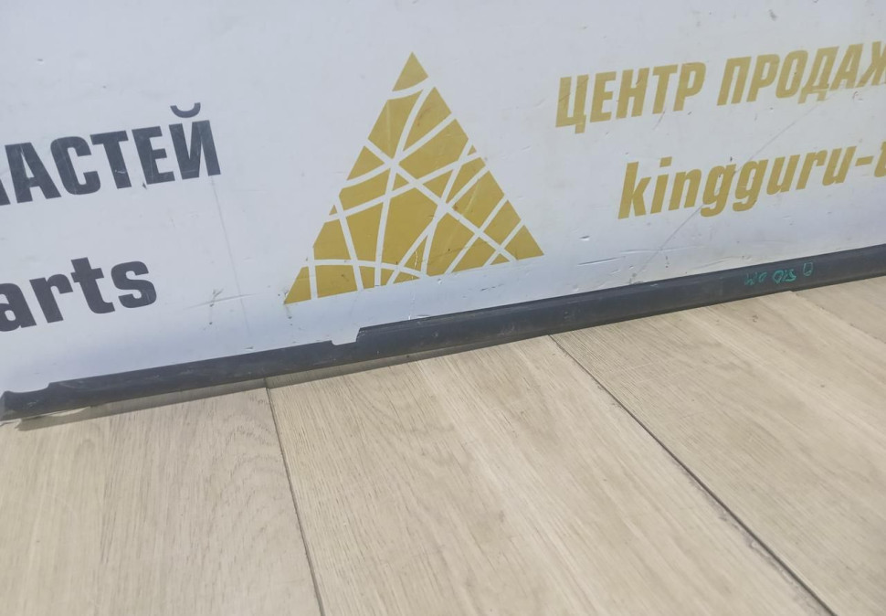 Уплотнитель стекла двери передний левый Skoda Octavia A7 OEM 5E0837477