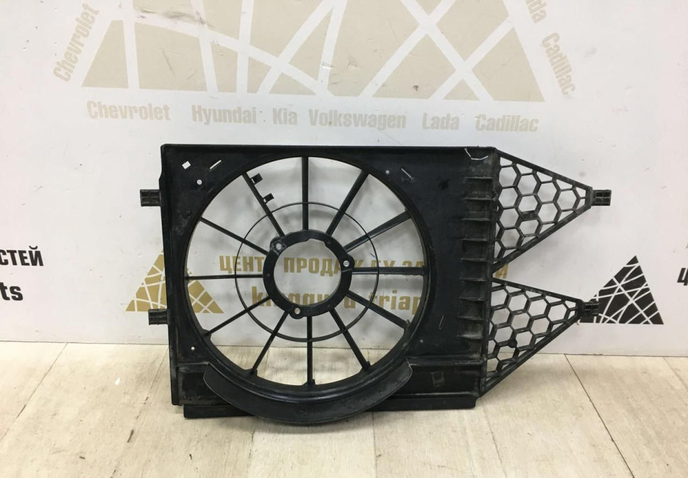 Диффузор вентилятора  Skoda Rapid 1.4 OEM 6RU121207B