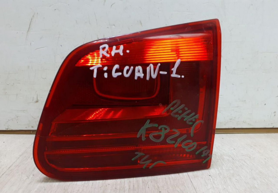 Фонарь правый внутренний  Volkswagen Tiguan 1 oem 5n0945094