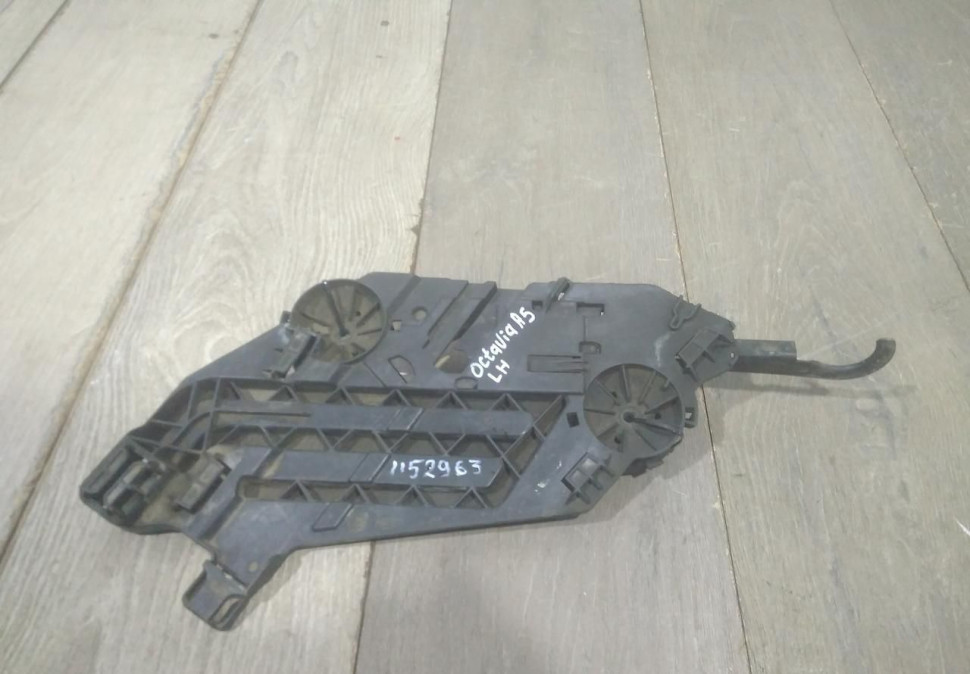 Площадка под фару левая бу Skoda Octavia A5 OEM 1Z0941613