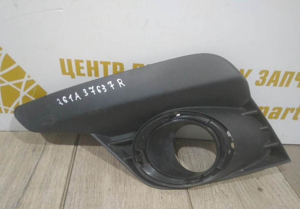Решетка противотуманной фары левая бу Renault Logan 2 рестайлингт OEM 261A37637R