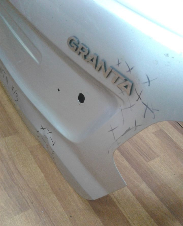 Крышка багажника Lada Granta лифтбек (мал. вмятины) (скл-3) Крышка багажника Lada Granta лифтбек (мал. вмятины) (скл-3)