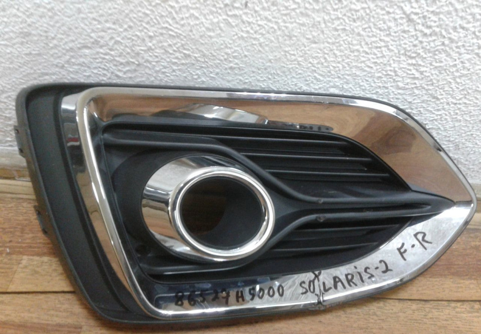 Решетка рамка птф правая Hyundai Solaris 2 oem 86527h5000 (трещ. хрома)