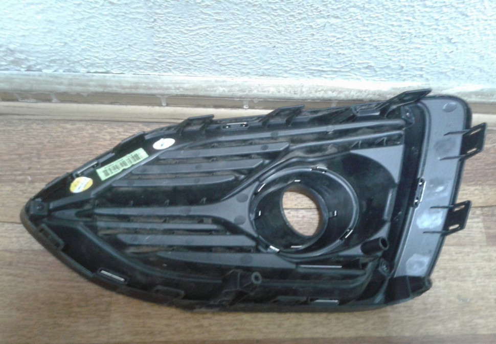 Решетка рамка птф правая Hyundai Solaris 2 oem 86527h5000 (трещ. хрома) Решетка рамка птф правая Hyundai Solaris 2 oem 86527h5000 (трещ. хрома)