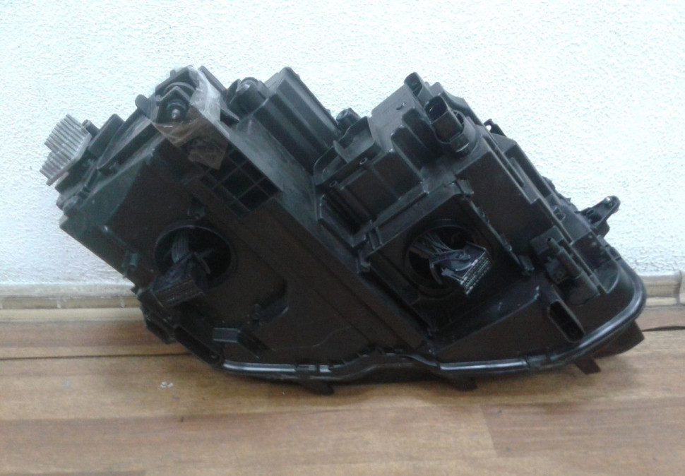Фара левая Volkswagen Tiguan 2 ксенон oem 5nb941081a (слом. 1 крепление) (скл-3)