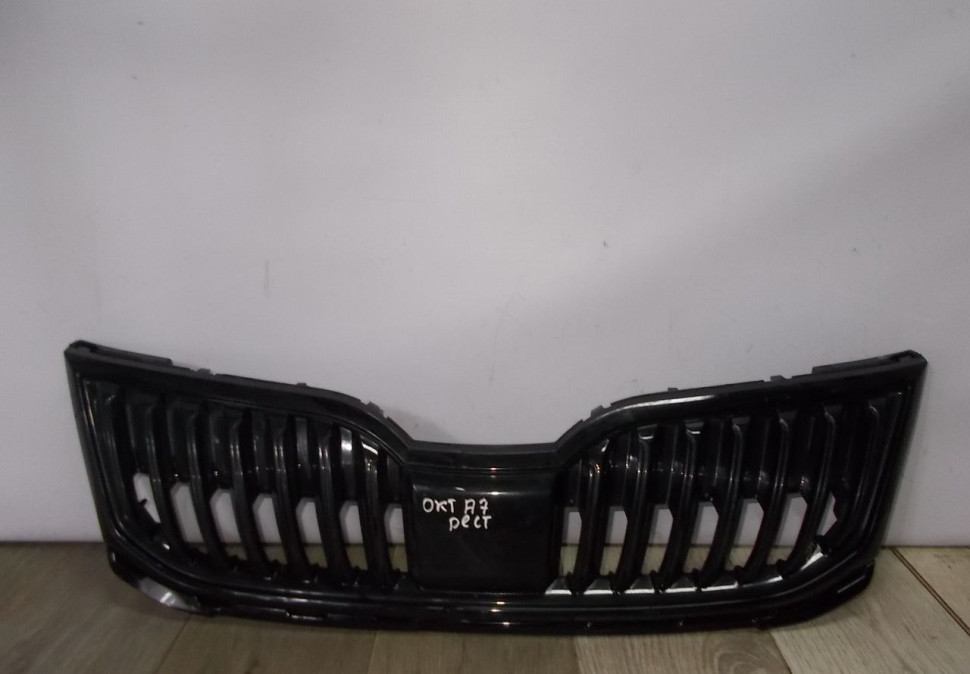 Решетка радиатора бу Skoda Octavia A7 рестайлинг OEM 5E0853653C