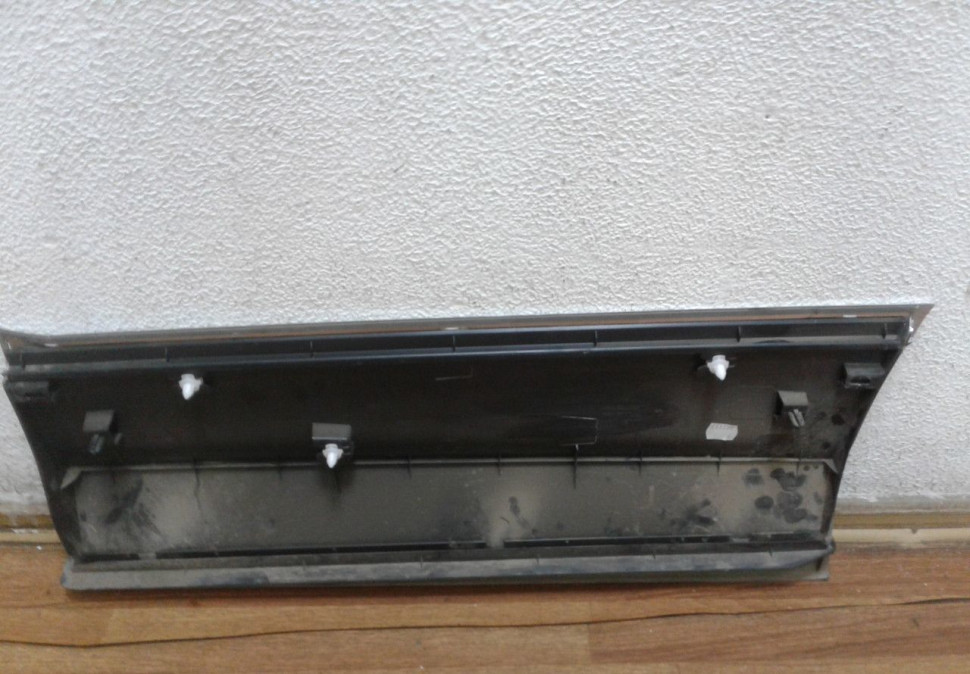 Молдинг двери задний правый Volkswagen Tiguan 2 oem 5na854950 (трещина) Молдинг двери задний правый Volkswagen Tiguan 2 oem 5na854950 (трещина)