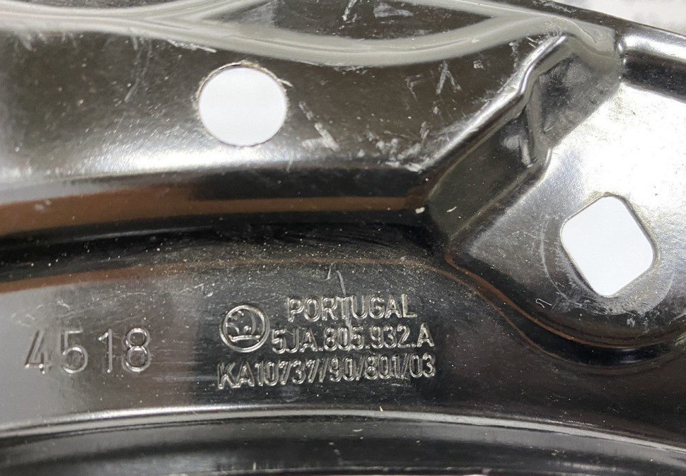 Кронштейн передней панели правый Skoda Rapid OEM 5JA805932A Кронштейн передней панели правый Skoda Rapid OEM 5JA805932A