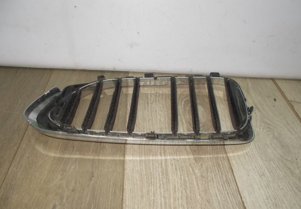 Молдинг решетки радиатора правый BMW 5 G30 OEM 51137383520