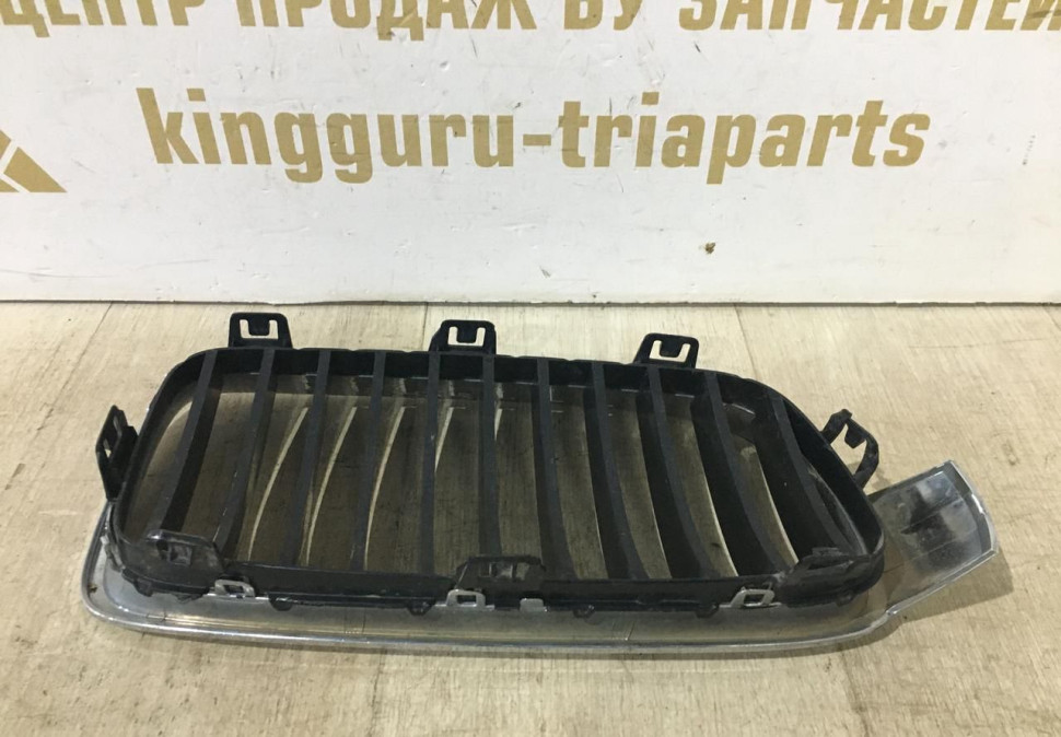 Молдинг решетки радиатора левый BMW 3 F30 OEM 51137295435