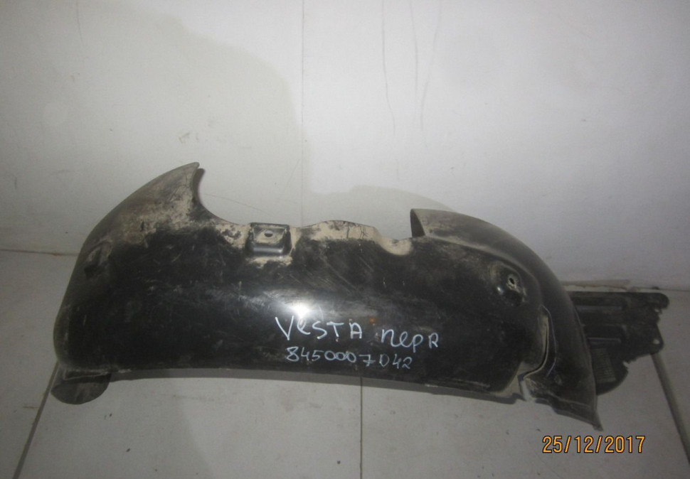 Подкрылок передний правый Lada Vesta трещина oem 8450007042 (скл-3)