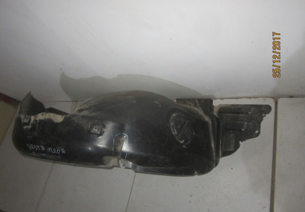 Подкрылок передний правый Lada Vesta трещина oem 8450007042 (скл-3)