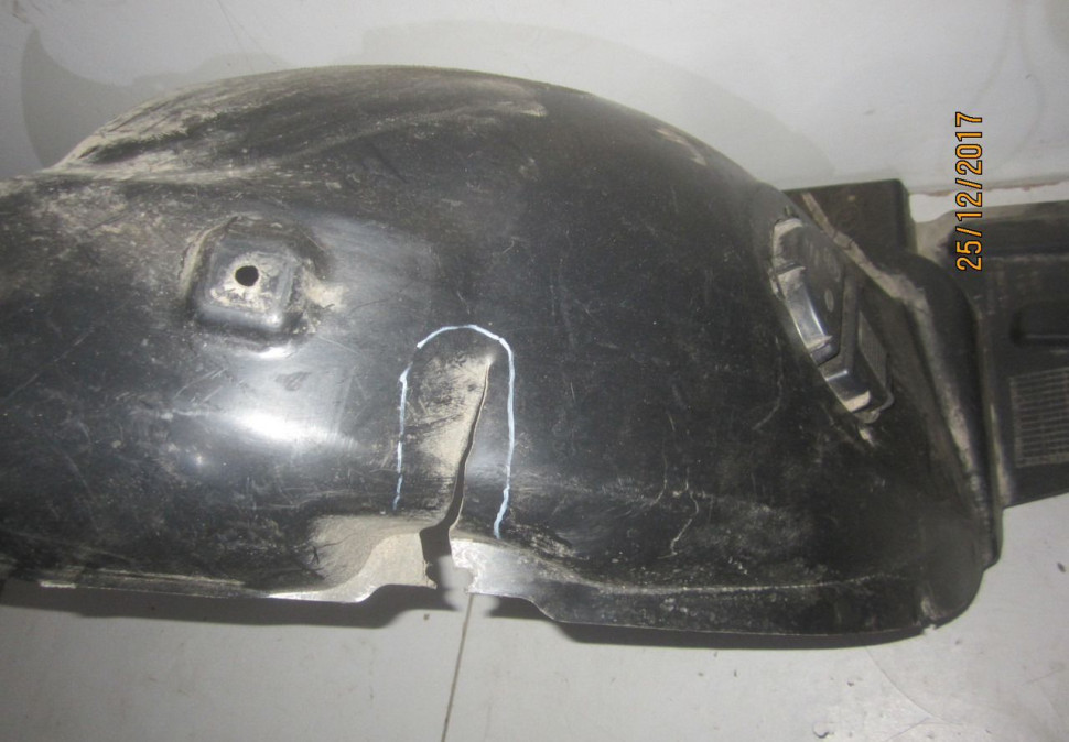 Подкрылок передний правый Lada Vesta трещина oem 8450007042 (скл-3)