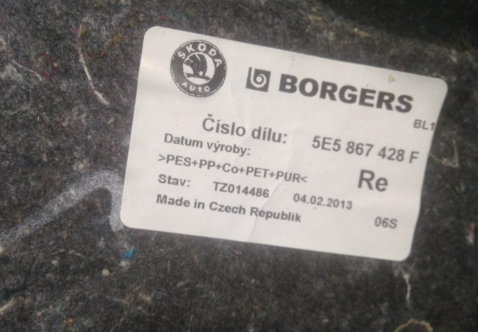 Обивка багажника правая бу Skoda Octavia A7 OEM 5E5867428F Обивка багажника правая бу Skoda Octavia A7 OEM 5E5867428F
