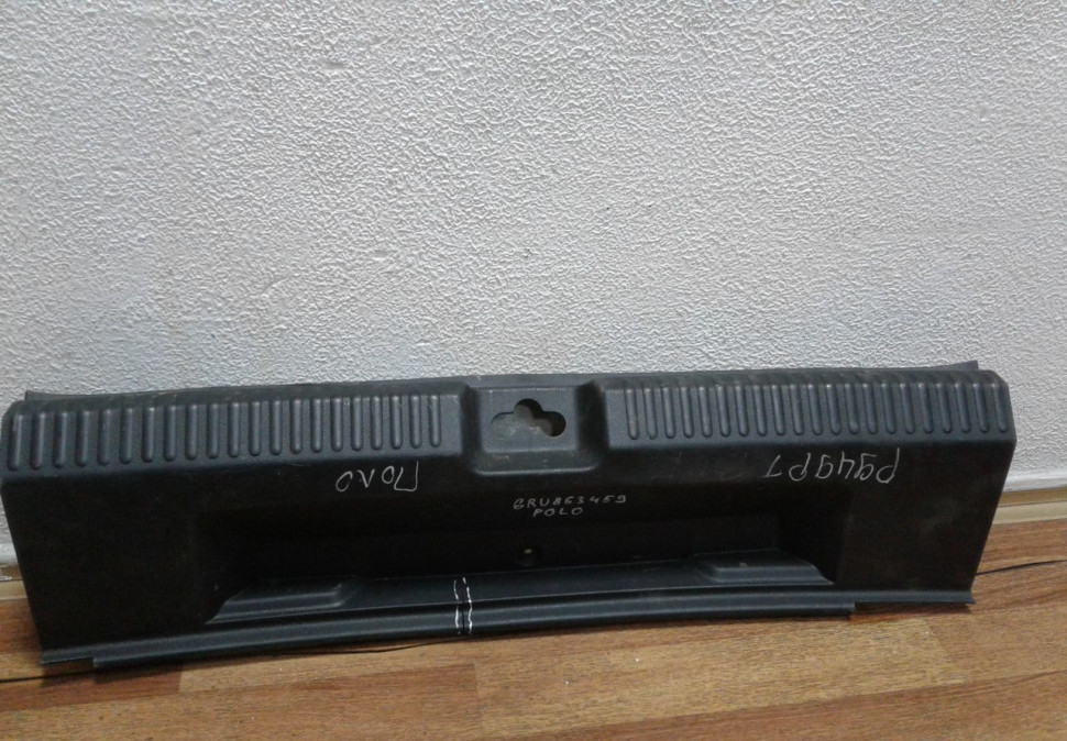 Обивка задней панели Volkswagen Polo (трещина) oem 6ru863459