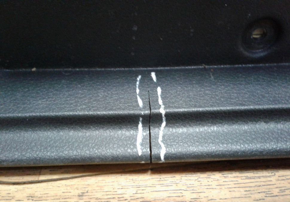 Обивка задней панели Volkswagen Polo (трещина) oem 6ru863459