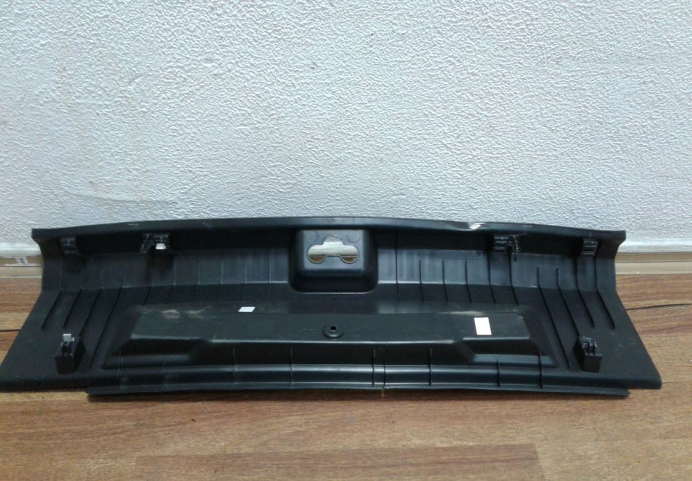 Обивка задней панели Volkswagen Polo (трещина) oem 6ru863459