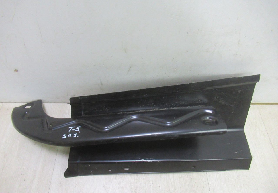 Косынка задняя правая Volkswagen Transporter T5 oem 7H0813927 (скл-3)