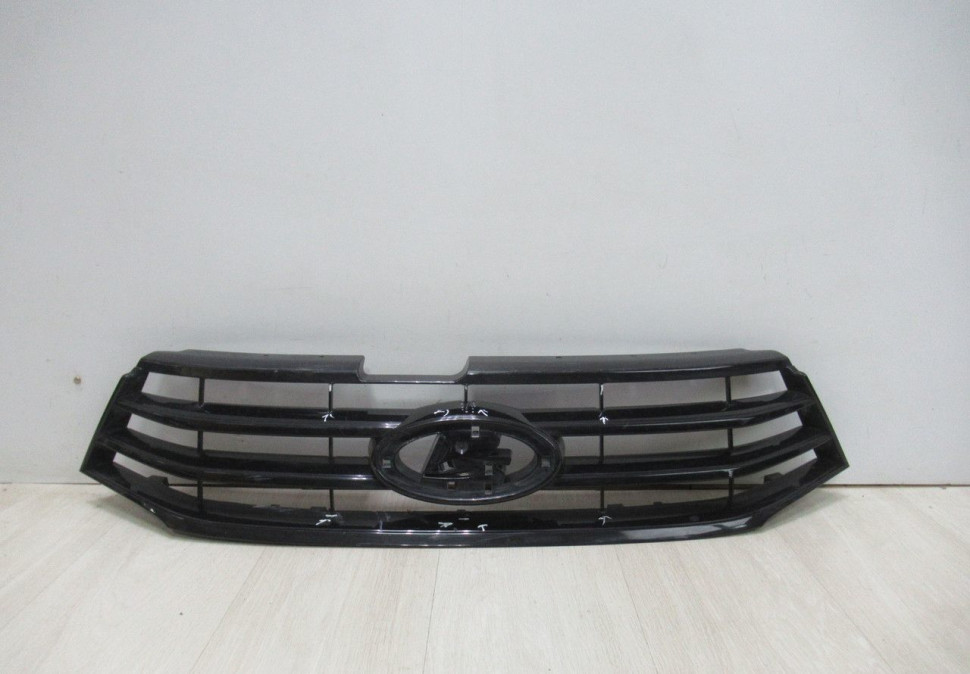 Решетка радиатора Lada Vesta oem 8450008666 (мал.трещины ,слом.мал.часть) (скл-3)