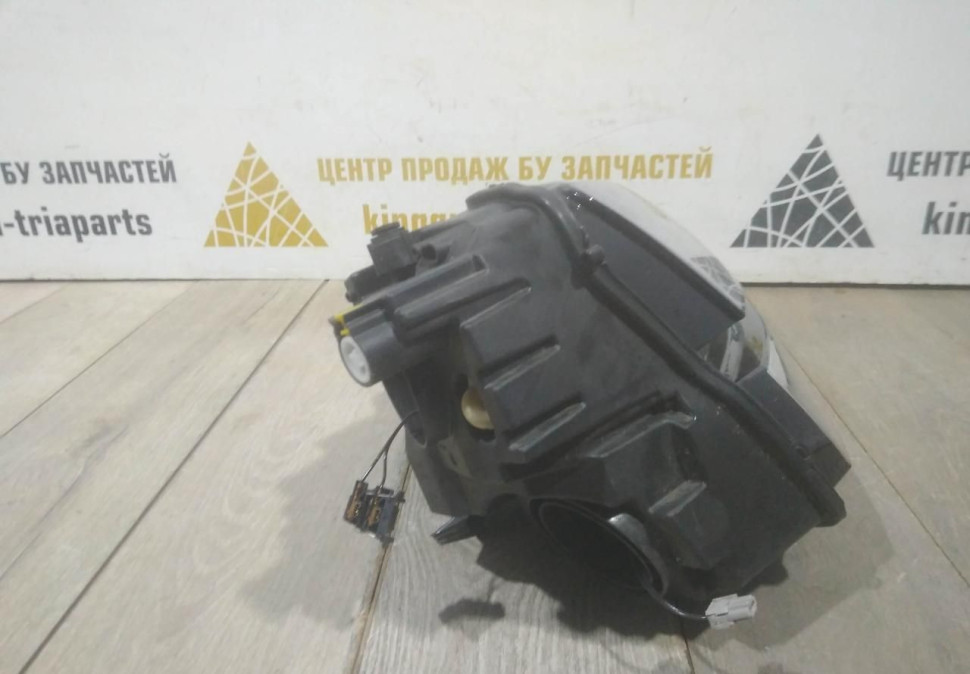 Фара галоген правая бу Skoda Karoq OEM 57B941016A