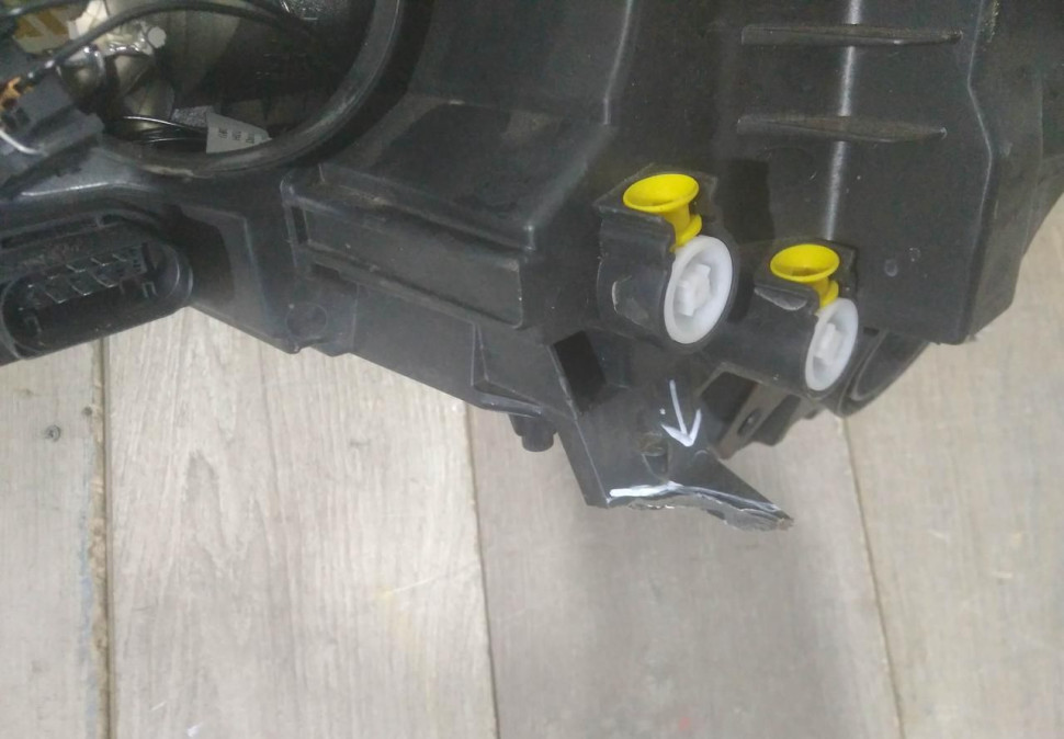 Фара галоген правая бу Skoda Karoq OEM 57B941016A