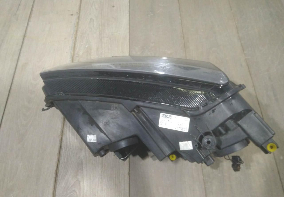 Фара галоген правая бу Skoda Karoq OEM 57B941016A