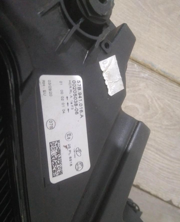 Фара галоген правая бу Skoda Karoq OEM 57B941016A