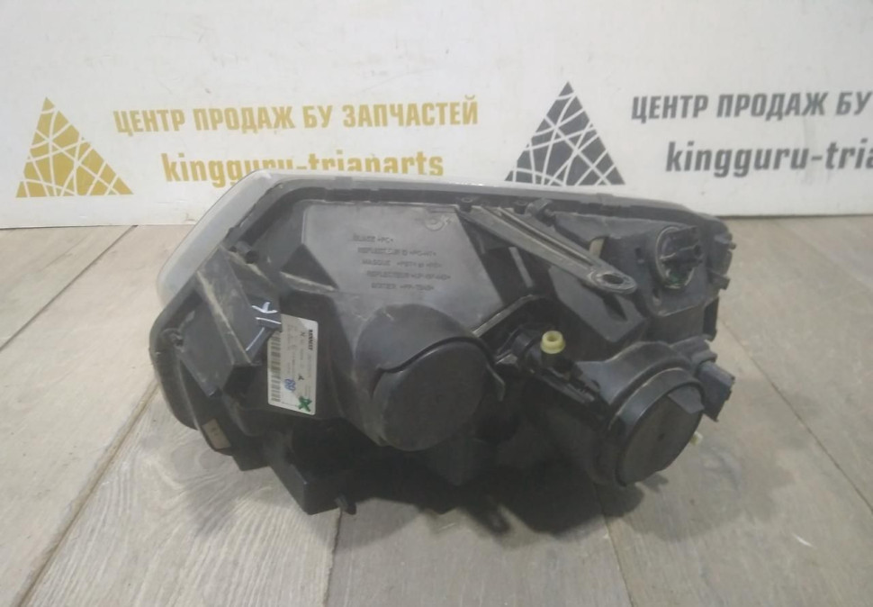 Фара правая бу Renault Duster рестайлинг OEM 260107307R