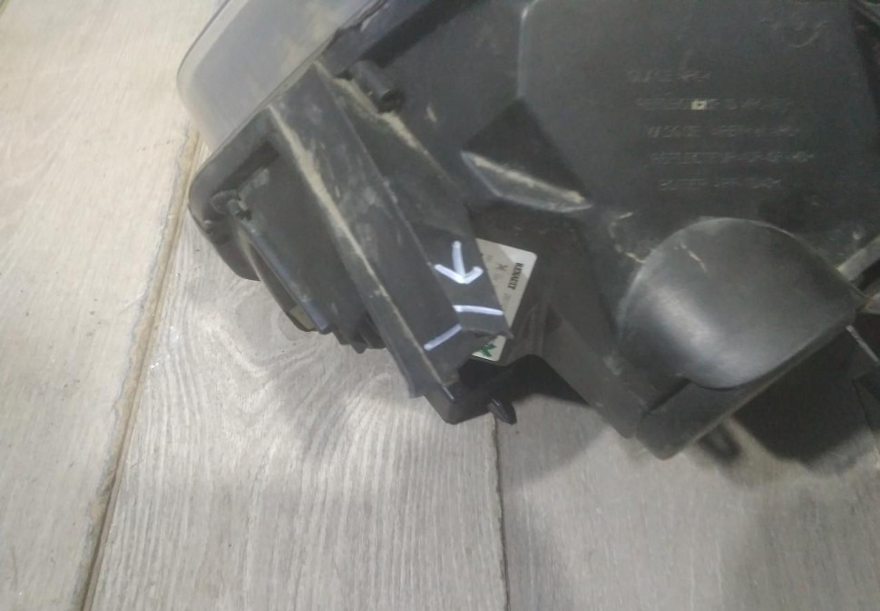 Фара правая бу Renault Duster рестайлинг OEM 260107307R