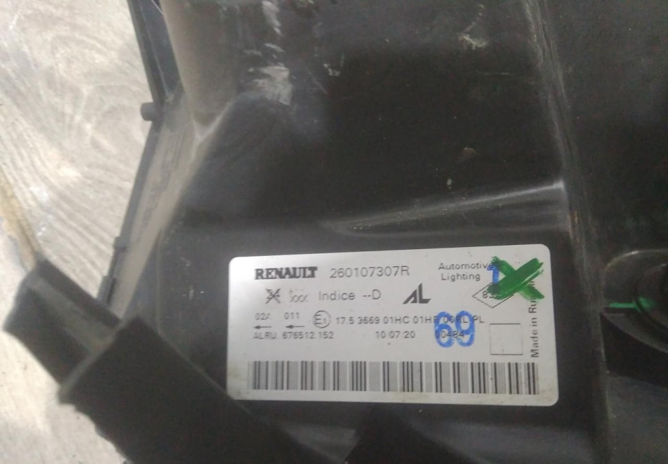 Фара правая бу Renault Duster рестайлинг OEM 260107307R