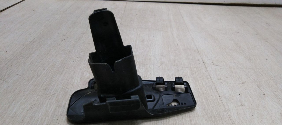 Кронштейн форсунки омывателя правый Volkswagen Tiguan 2 2016> oem 5NA807942