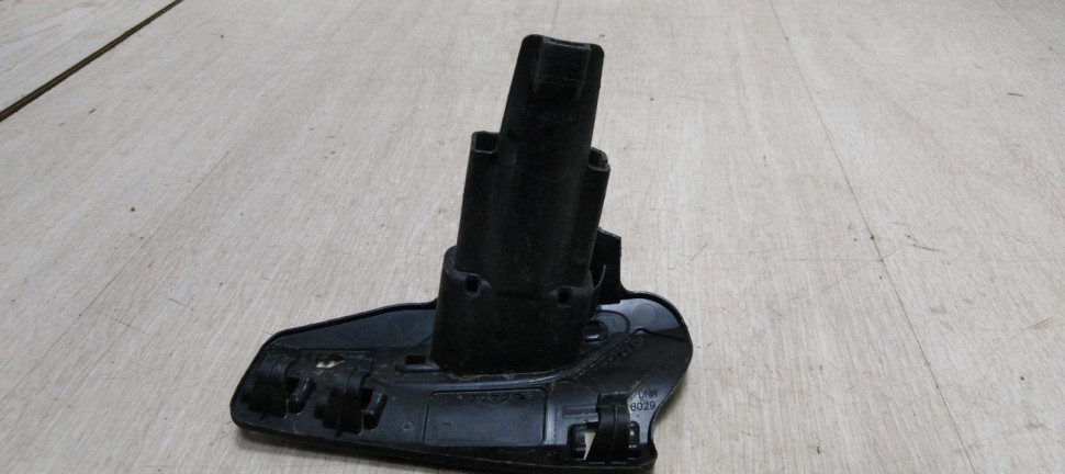 Кронштейн форсунки омывателя правый Volkswagen Tiguan 2 2016> oem 5NA807942 Кронштейн форсунки омывателя правый Volkswagen Tiguan 2 2016> oem 5NA807942