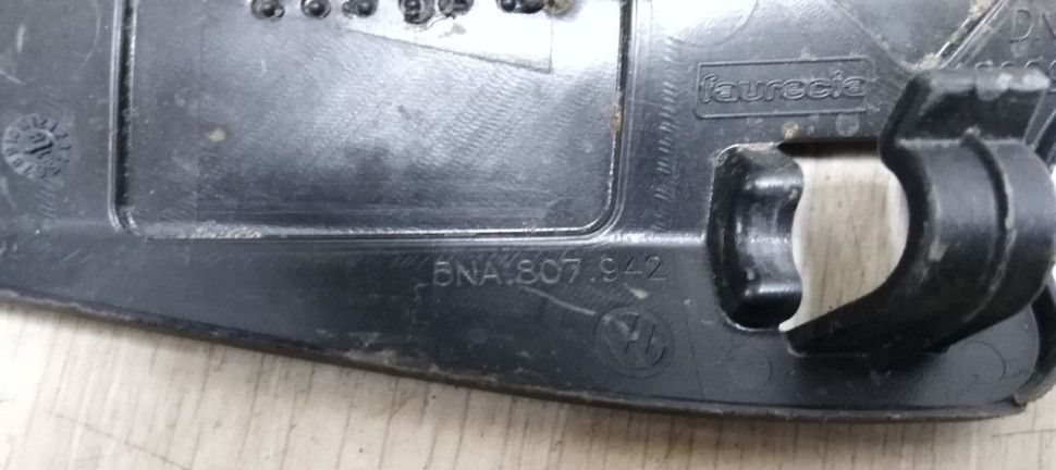 Кронштейн форсунки омывателя правый Volkswagen Tiguan 2 2016> oem 5NA807942 Кронштейн форсунки омывателя правый Volkswagen Tiguan 2 2016> oem 5NA807942